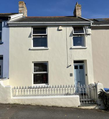 Instow House | Discover Dot's Cottage: Family-Friendly Retreat, 10/10 Rating
