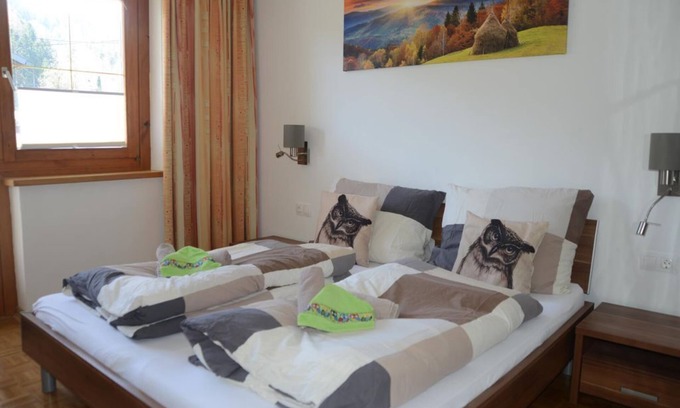 Sankt Kanzian am Klopeiner See Bed & Breakfast | Comfortable Double Room at Pension Eule with Kitchen Access