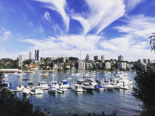 Double Bay Apartment | Harbour-Front Apartment in Double Bay with Scenic Views