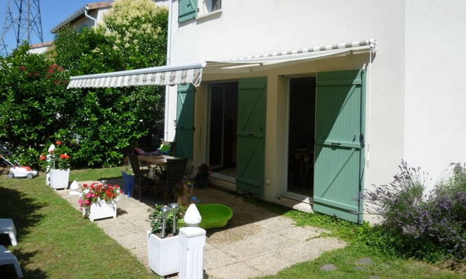 Saint - Martin - du - Touch Hotel | Cozy Double Bed Room with Restaurant Access