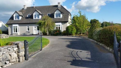 Clarinbridge House | Double bedroom in a family home