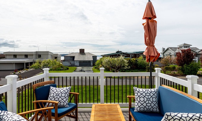 Freeland House | Enjoy Oceanfront Bliss at Double Bluff Beach & Deer Lagoon
