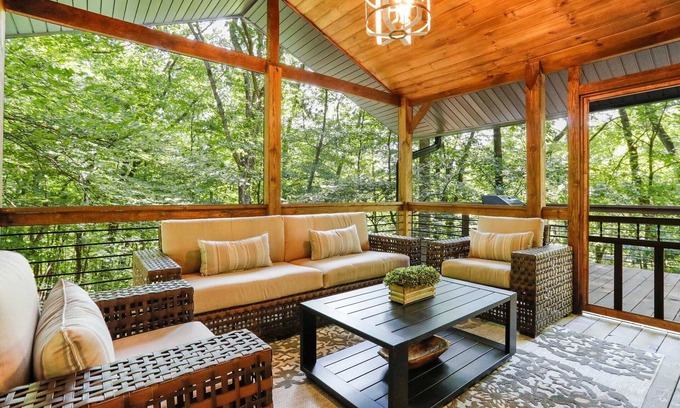 Berkeley Springs Cabin | Experience Treetop Retreat: Hot Tub & Campfire Near Berkeley