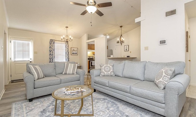 North Little Rock House | Cozy Double Diamond Rentals - West LR Home with Pool & Spa