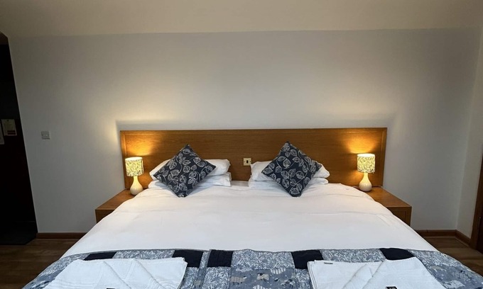 Chard House | Guest Rated: Double Ensuite at The Golden Fleece with Breakfast