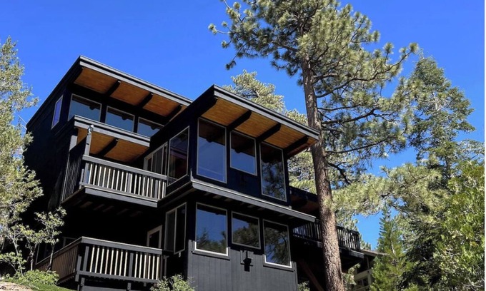 Upper Moonridge House | Pet-Friendly Double Family Home with Lake View & Pool