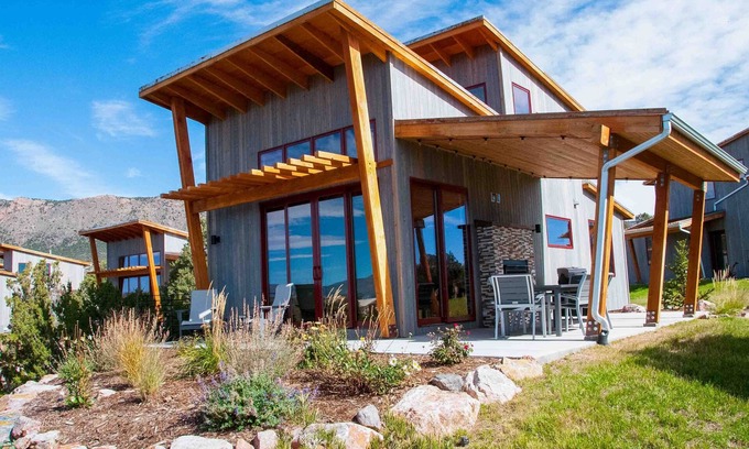 Canon City Cabin | Cozy Double King Cabin at Royal Gorge with Breakfast & Kitchen