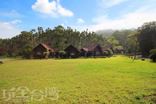 Zhushan House | Quaint Double Lake B&B: Pet-Friendly with Breakfast Included