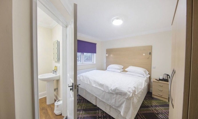 Hamilton House | Guest Rated 10/10: Ensuite Double or Twin at The Bay Horse