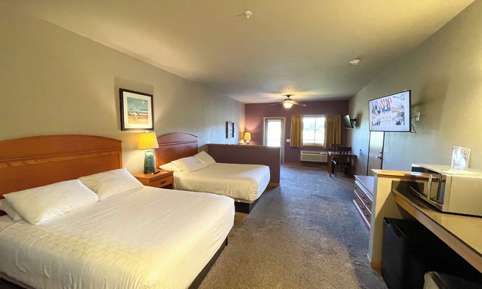 Lake Delton Hotel | Ideal Double Queen Room at Spring Brook Resort with Pool
