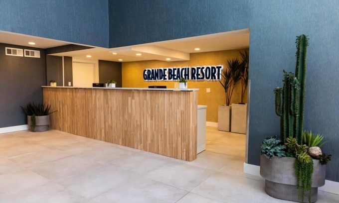 Myrtle Beach Hotel | Double Queen Room with Kitchenette & Ocean View Amenities