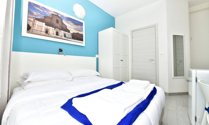 San Lazzaro di Savena House | Cozy Double Room with Private Bathroom & Kitchen Access