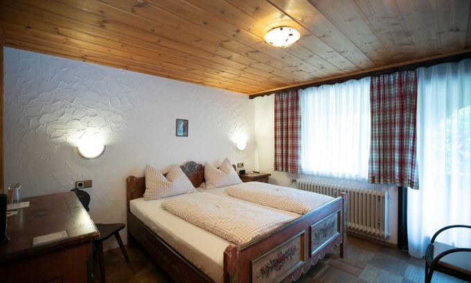Tennenbronn Apartment | Cozy Double Room with Shower, Breakfast & Child-Friendly Stay