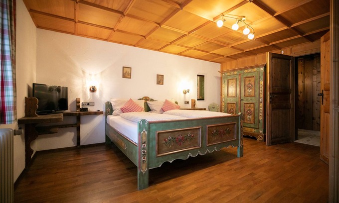 Tennenbronn Apartment | Cozy Double Room with Shower & Breakfast Included
