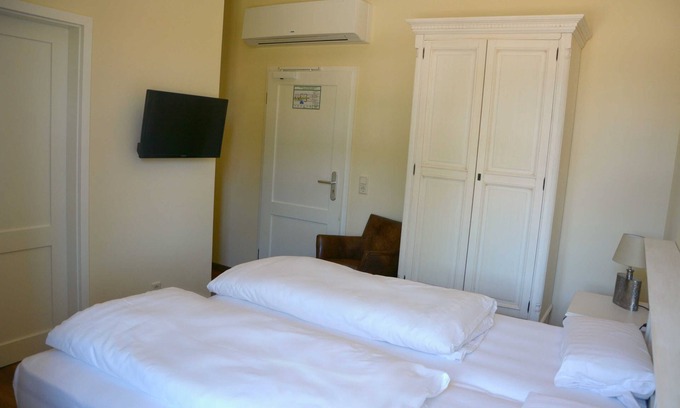 Neustrelitz Cottage | Cozy Double Room at Wildhof with Pet-Friendly Amenities