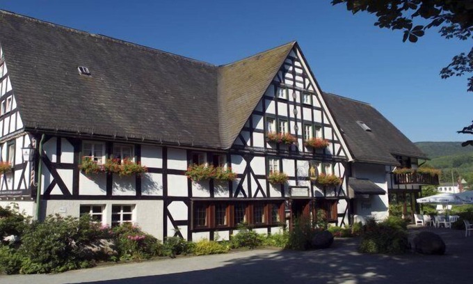 Eslohe Apartment | Spacious Double Room A with Breakfast & Pet-Friendly Comfort