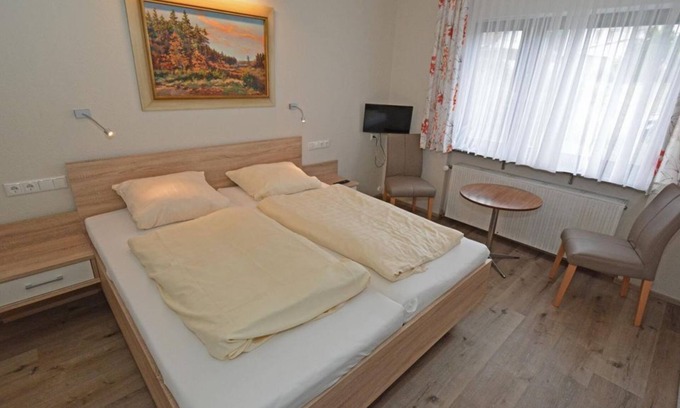Waldbockelheim House | Comfortable Double Room with Shower at Weinhaus Hehner-Kiltz