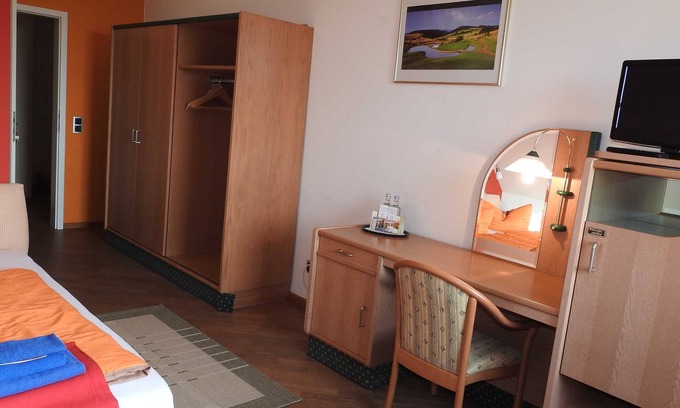 Rugen Island Apartment | Comfortable Double Room at Golf-Centrum Schloss Karnitz
