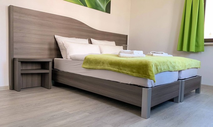 Stadtlengsfeld Apartment | Cozy Double Room with Private Bathroom and Kitchen Access