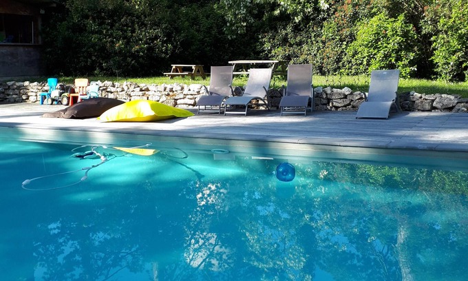 Lavaur House | Comfortable Double Room with Ensuite Bath & Pool Access
