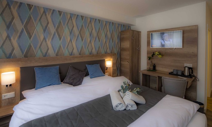 Arnsberg House | Deluxe Double Room with Private Bathroom & Breakfast Included