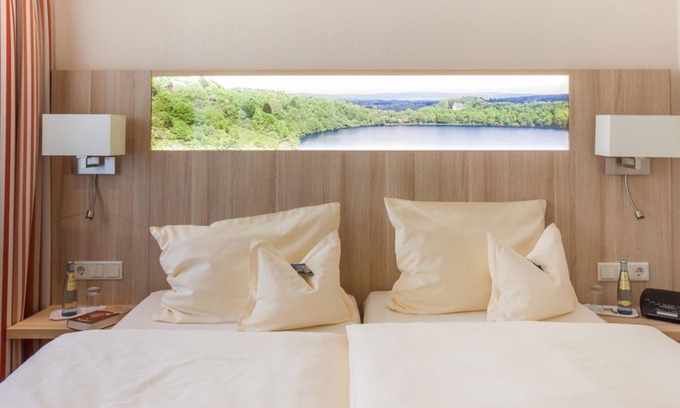 Schalkenmehren Apartment | Relaxing Double Room with Ocean View - Hotel Schneider am Maar