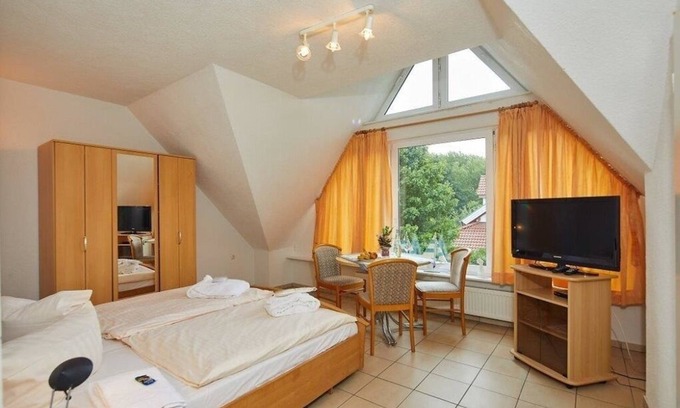 Muehbrook Apartment | Inviting Double Room for 2 with Oceanfront Views in Mühbrook