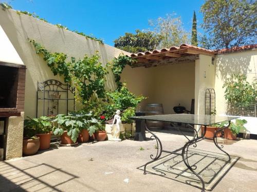 Thuir Bed & Breakfast | Double room, in an elegant house, Thuir centre, terraces view Canigou