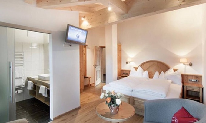 Ellmau House | Cozy Double Room with Balcony at Landhotel Föhrenhof