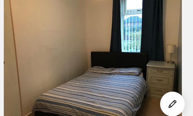 Horwich House | Pet-Friendly Double Room in Horwich for Budget Travelers