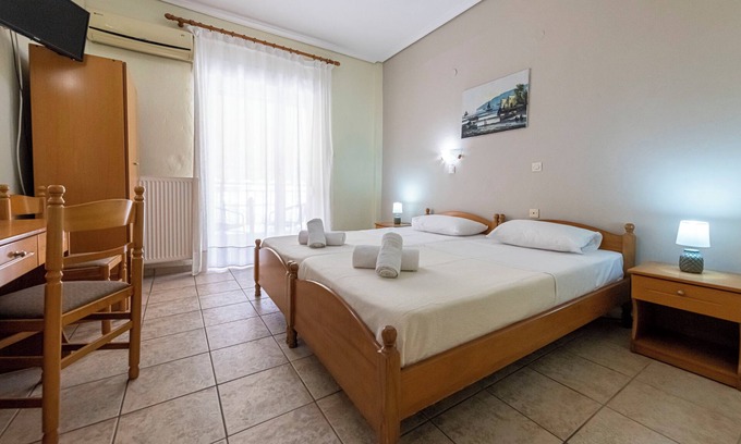 Katerini Hotel | Cozy Double Room at Lucia Hotel in Paralia with Kitchenette