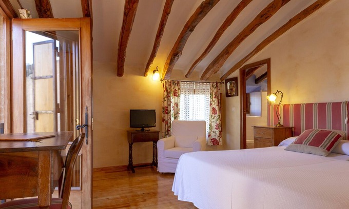 Biar Hotel | Cozy Double Room at Mas Fontanelles with Pool and Breakfast