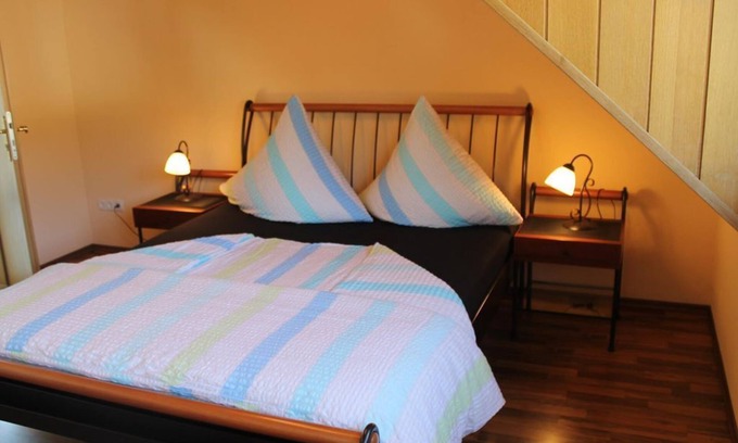 Krov Apartment | Cozy Double Room at Ferienweingut Manfred Schneiders