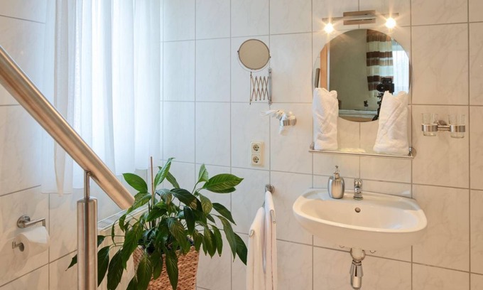 Leiwen Bed & Breakfast | Impeccable Guest Experience at Gästehaus Alexanderhof Room 3