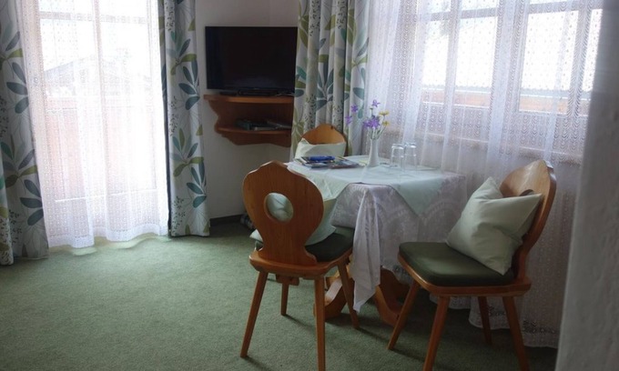 Alpbach Cottage | Comfortable Double Room with Kitchen & Breakfast in Postfeld