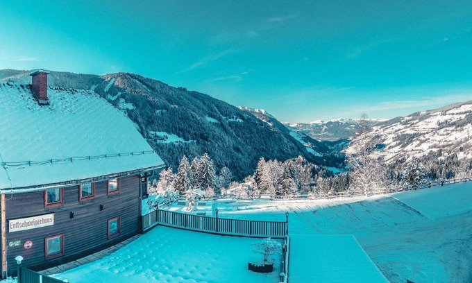 Donnersbach Apartment | Cozy Double Room with Ocean View at Ertlschweigerhaus
