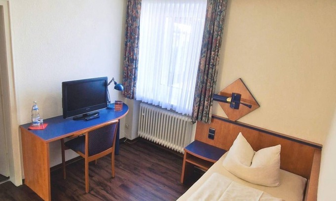 Daun House | Comfortable Double Room with Shower at Hotel Stadt Daun