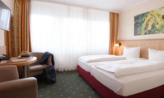 Loef House | Delightful Double Room at Moselstern Parkhotel Krähennest