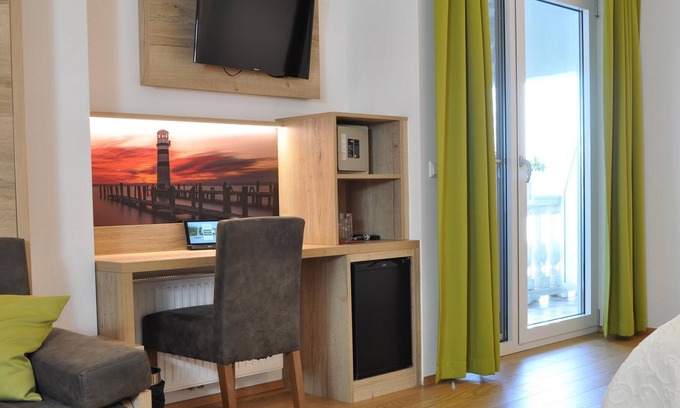Neusiedl am See House | Double room with balcony, lake view, south/west side - Seehotel Herlinde