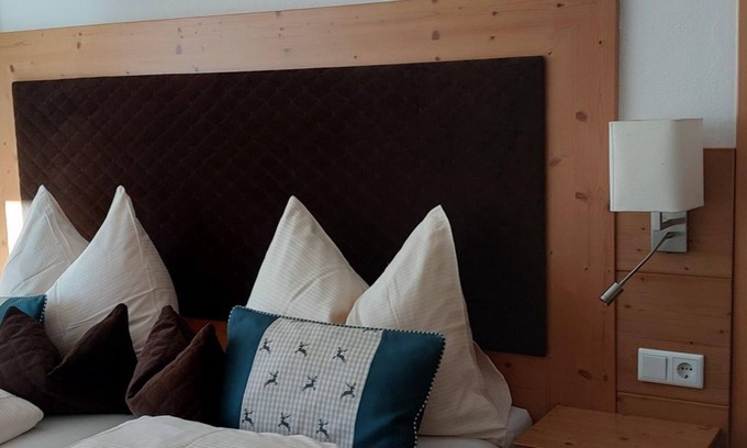 Faistenau Apartment | Comfortable Double Room with Balcony & Lake View - Haus Hirschpoint
