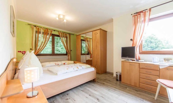 Schonbach Apartment | Double room with balcony on the south side - Landgasthaus Zum Kreuzberg