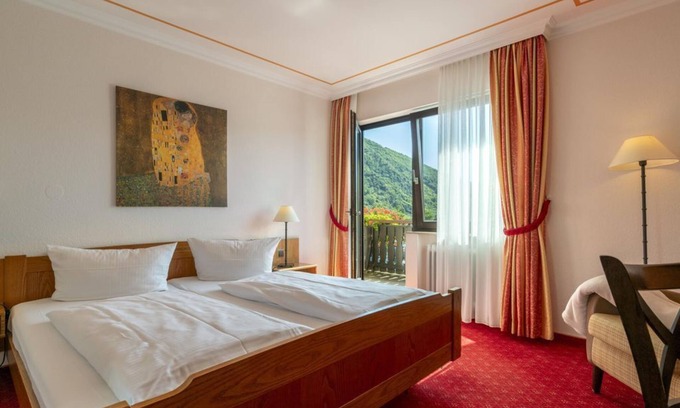 Loef House | Cozy Double Room with Balcony at Moselhotel Zur Traube