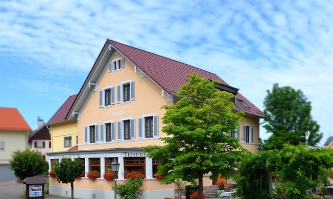 Steinbach Apartment | Cozy Double Room with Balcony and Breakfast for 2 Guests