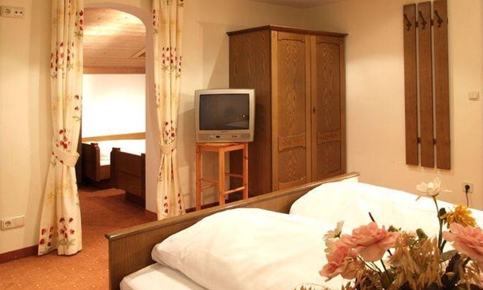 Waidring House | Pet-Friendly Double Room with Bath - Hotel-Pension Gschwentner