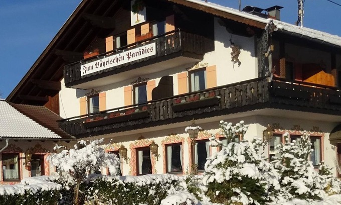 Saulgrub Hotel | Inviting Double Room with Bath at Landgasthof "Zum Bayrischen Paradies"