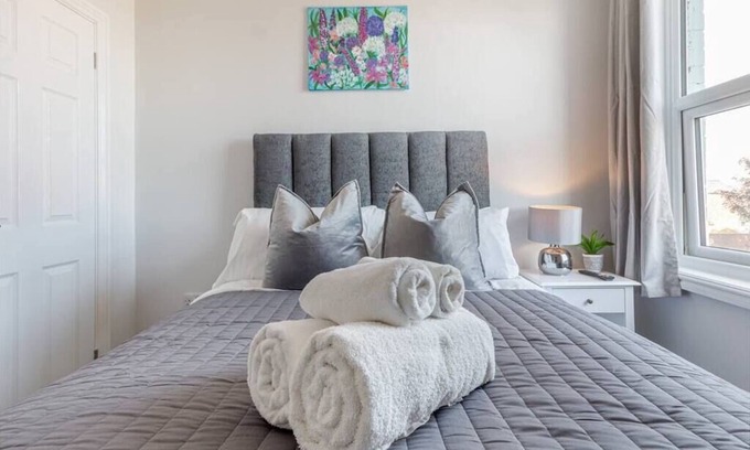 Grimley Apartment | Cozy Double Room with En-suite - Perfect for Families