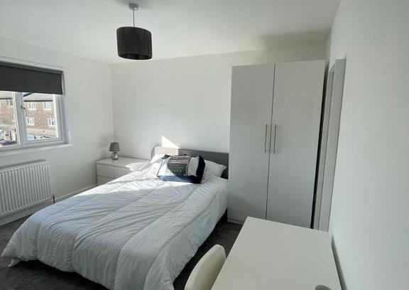 Basingstoke House | Comfortable Double Room with Private Bath in Basingstoke
