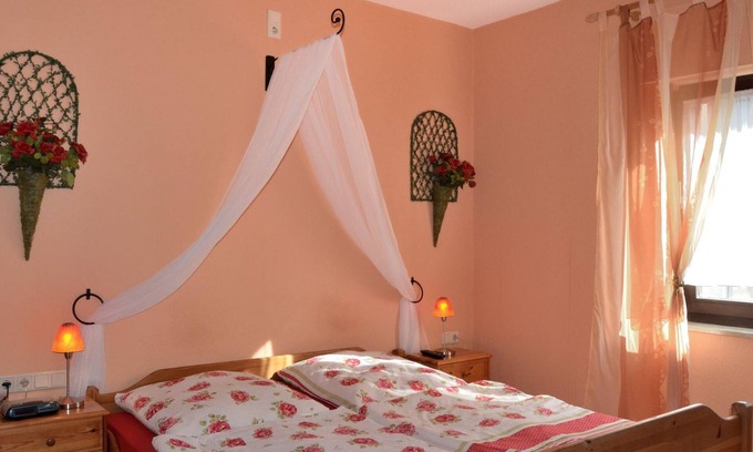 Glosingen Apartment | Cozy Double Room with Shared Shower and Free Breakfast