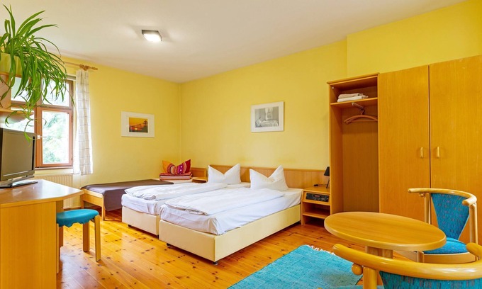 Cottbus Cottage | Cozy Double Room with Breakfast at Jugendgästehaus
