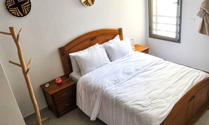 Swiss City Apartment | Double Room with Shared Bathroom #2